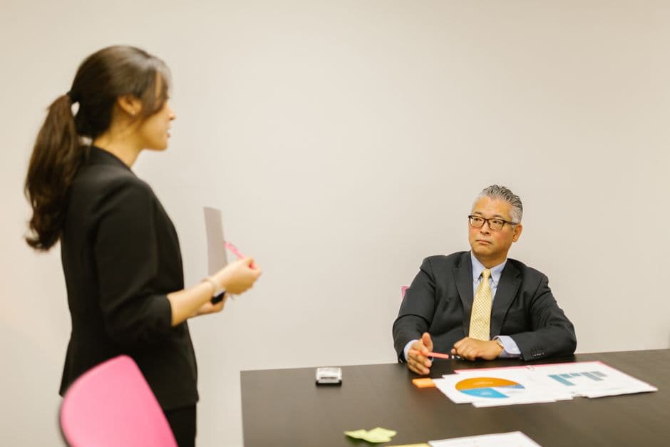 経営者が資料を見ながら打ち合わせをしている様子